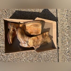 Hi, selling brand new Glaye Bedstu boots size 8.5